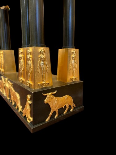 Directoire - Au temple d’Égypte, pendule de cheminée d'époque Directoire
