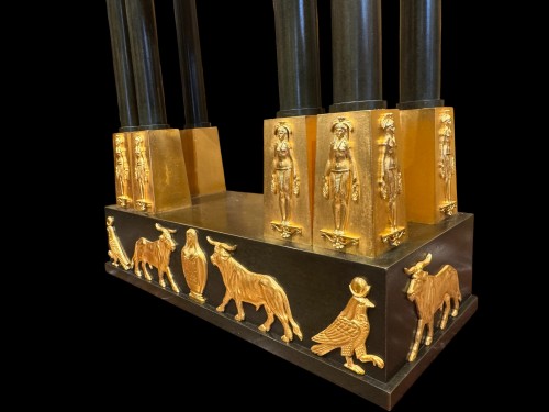Antiquités - Au temple d’Égypte, pendule de cheminée d'époque Directoire