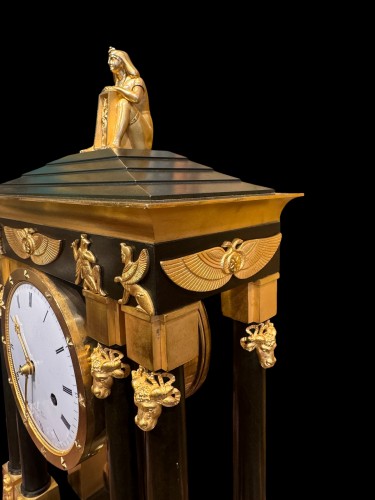 Antiquités - Au temple d’Égypte, pendule de cheminée d'époque Directoire