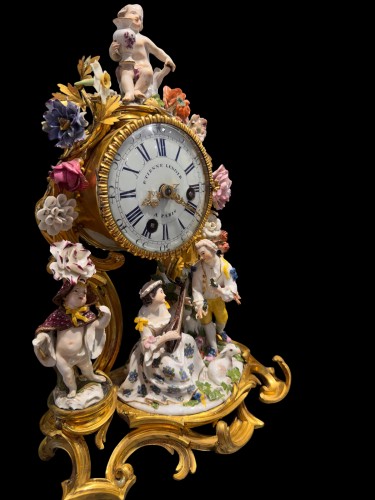 Horology  - Louis XV Pendulum clock with Meissen porcelain