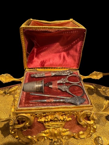 XIXe siècle - Petite chaise à porteurs avec nécessaire à couture, France seconde moitié du XIXe siècle