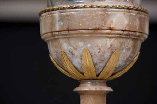 XVIIIe siècle - Vases en albâtre et bronze