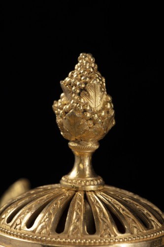 Antiquités - Paire de vases en jaspe de l'Oural et bronze