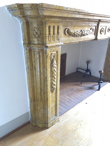 18th century - Fireplace in yellow Verona marble 