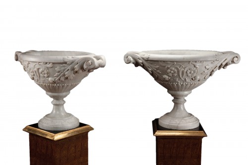 Paire de vases en marme blanc