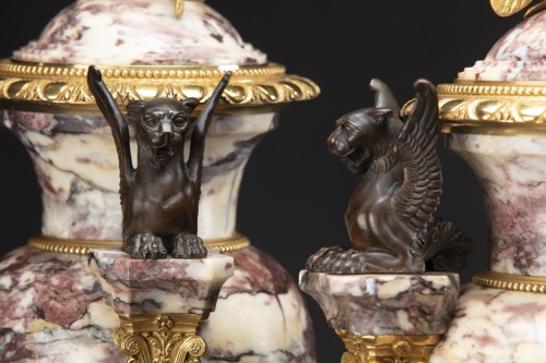 XIXe siècle - Paire de vases en marbre et bronze
