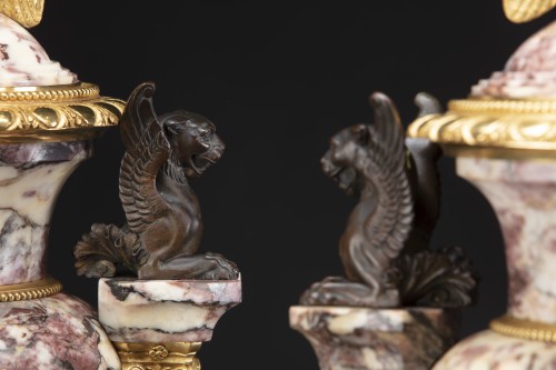 Antiquités - Paire de vases en marbre et bronze