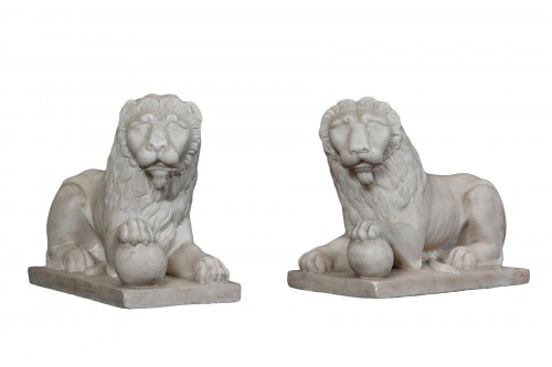 Paire de petits lions en marbre, Italie 18e siècle