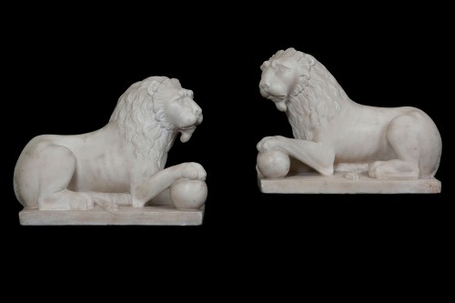 Paire de petits lions en marbre, Italie 18e siècle - Sculpture Style 