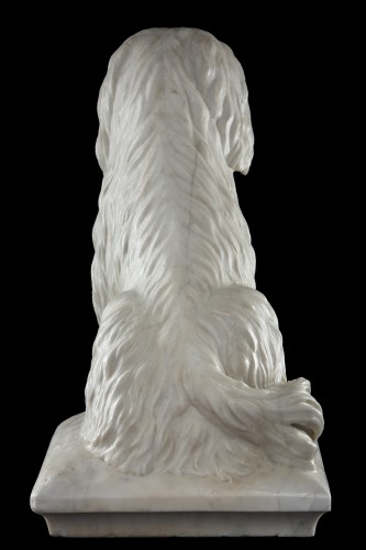 XIXe siècle - Sculpture en marbre de Carrare représentant un chien