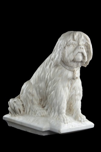 Sculpture en marbre de Carrare représentant un chien - 