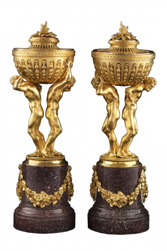Paire de brûle-parfums Louis XVI en bronze doré et porphyre d'Egypte