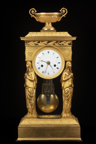 Les Vestales, pendule en bronze signé Vaillant à Paris - Horlogerie Style Empire