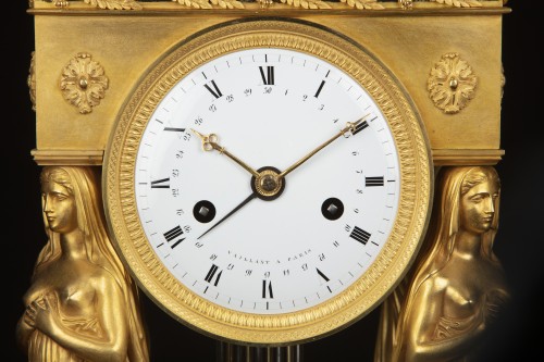 Empire - The Vestals, clock in finely chiseled bronze signed Vaillant à Paris