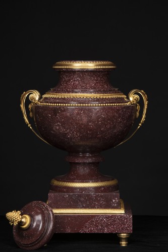 Vase in Egyptian porphyry - 