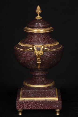 XVIIIe siècle - Vase en porphyre d’Egypte