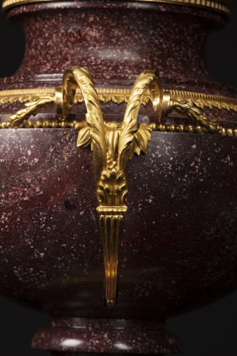 Louis XVI - Vase en porphyre d’Egypte