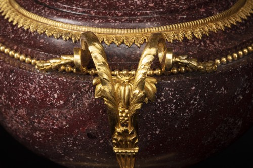 Antiquités - Vase en porphyre d’Egypte