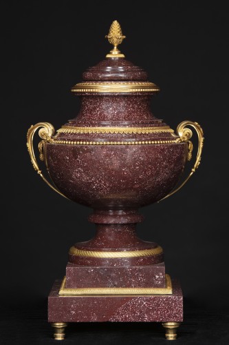 Antiquités - Vase en porphyre d’Egypte