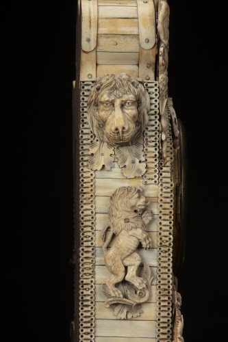 Antiquités - Pendule en ivoire sculpté