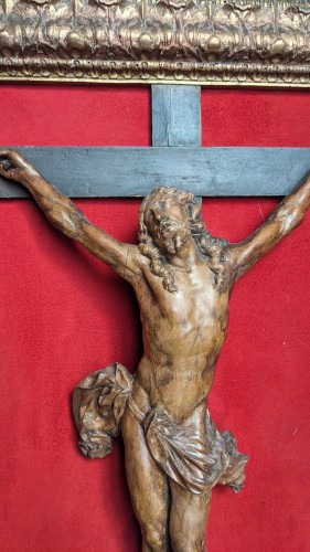 Crucifix encadré en bois de Sainte-Lucie, école de Nancy vers 1700 - La Sculpture Françoise