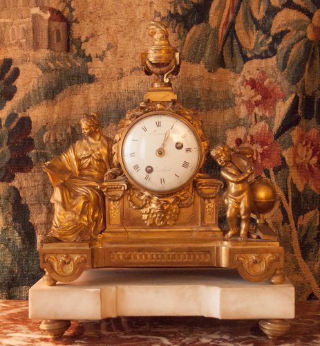 Pendule en bronze doré à l'Astronomie, époque Louis XVI - Horlogerie Style Louis XVI