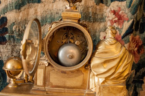 Pendule en bronze doré à l'Astronomie, époque Louis XVI - La Sculpture Françoise