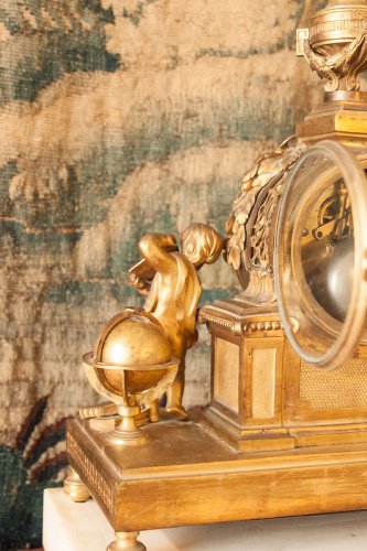 XVIIIe siècle - Pendule en bronze doré à l'Astronomie, époque Louis XVI