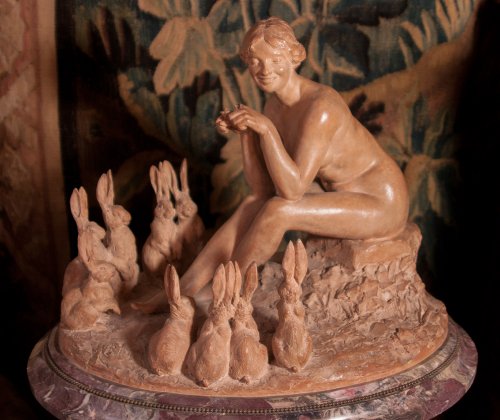 Femme aux lapins, terre cuite originale de Jean Magrou (1869-1945) - Sculpture Style Art nouveau