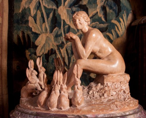 Sculpture Sculpture en Terre cuite - Femme aux lapins, terre cuite originale de Jean Magrou (1869-1945)