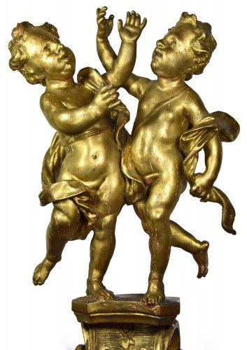 XVIIIe siècle - Paire d'angelots sur une console, bois doré, époque Régence