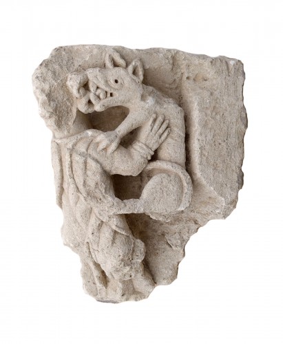 Sculpture romane représentant une harpie dévorée par un loup, France vers 1150