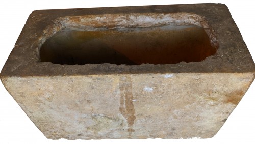 Archéologie  - Urne cinéraire étrusque ornée du combat de l'homme à l'araire, 2e siècle av. J-C