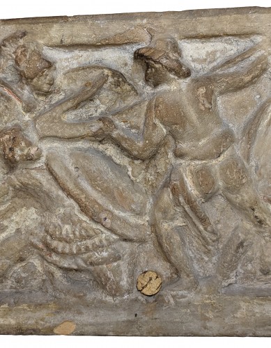 Urne cinéraire étrusque ornée du combat de l'homme à l'araire, 2e siècle av. J-C - 