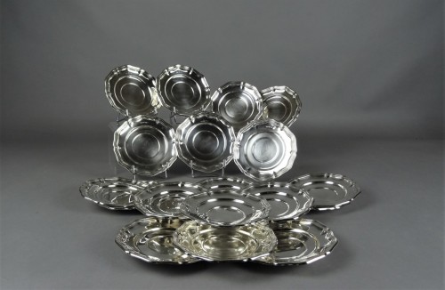 Antiquités - Série de 18 assiettes à pain en argent allemand