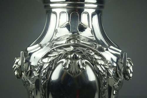 Grand vase en bronze argenté - Christofle à Paris - Argenterie et Orfèvrerie Style 
