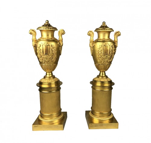 Paire de vases pots-pourris en bronze doré. Paris, époque Restauration-Charles X.