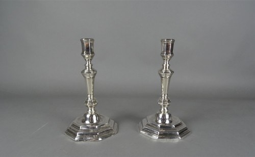 Argenterie et Orfèvrerie  - Paire de flambeaux en argent, par Tillet à Bordeaux en 1736