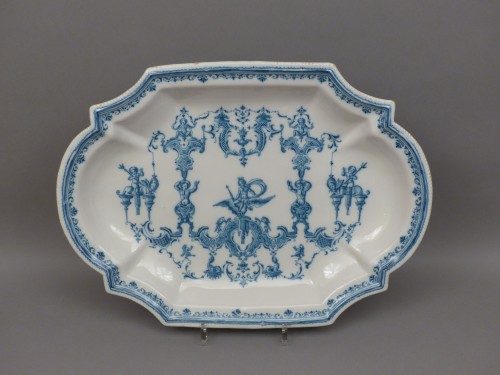 Moustiers, plat à 12 pans à décor Bérain, 1er quart du 18e siècle - Céramiques, Porcelaines Style Régence