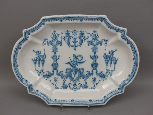 Céramiques, Porcelaines  - Moustiers, plat à 12 pans à décor Bérain, 1er quart du 18e siècle