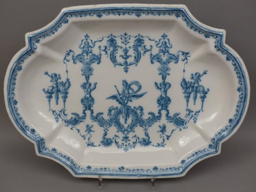 Moustiers, plat à 12 pans à décor Bérain, 1er quart du 18e siècle - Le Cabinet d'Amateur