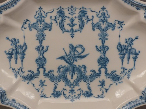 Régence - Moustiers, plat à 12 pans à décor Bérain, 1er quart du 18e siècle