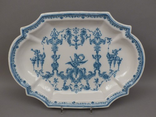 Antiquités - Moustiers, plat à 12 pans à décor Bérain, 1er quart du 18e siècle