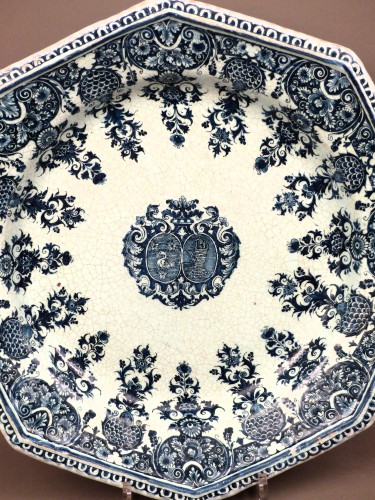 A large octagonal earthenware dish Rouen, late 17th century - Porcelain & Faience Style Louis XIV