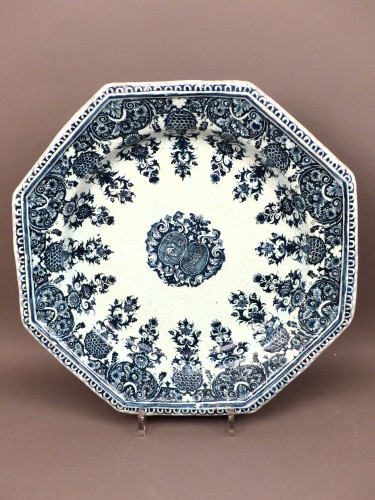 A large octagonal earthenware dish Rouen, late 17th century - 