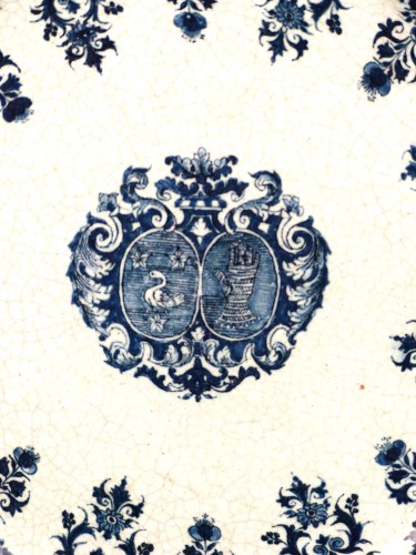 Louis XIV - Un grand plat octogonal en faïence Rouen, fin 17e siècle