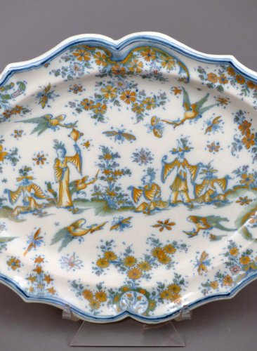 Plat ovale en faïence de Lyon, de la fabrique de Pierre Mongis, XVIIIe siècle - Céramiques, Porcelaines Style 