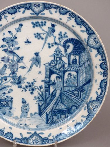 Un plat en faïence de Delft du début du XVIIIe siècle - Céramiques, Porcelaines Style 