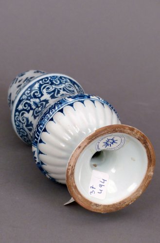 Un saupoudroir en faïence de Marseille, fabrique de Leroy, du XVIIIe siècle - Céramiques, Porcelaines Style Louis XV