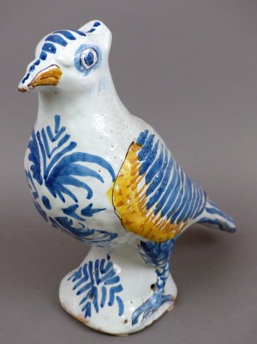 Un grand pigeon de faîtage, en faïence de Nevers, du XVIIIe siècle - Le Cabinet d'Amateur
